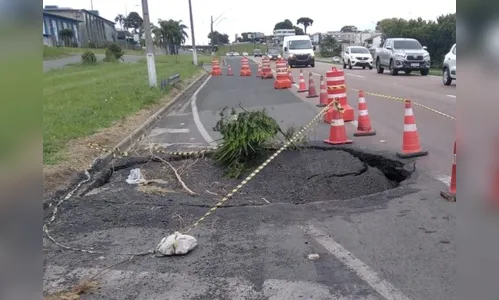 Asfalto cede e forma cratera na BR-277; não há previsão de conserto