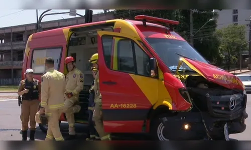 Bombeiros ficam feridos após ambulância com paciente colidir em carro