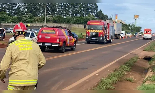 Pai e filho ficam feridos durante batida entre moto e carreta