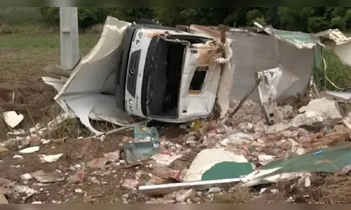 Caminhão que levava pães congelados capota na PR-090 e fica destruído