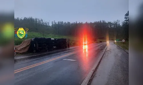 Jovem de 17 anos fica em estado grave após carreta tombar na PR-445