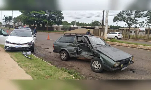 Parati fica destruída após colisão na Av. Gaturamo em Arapongas