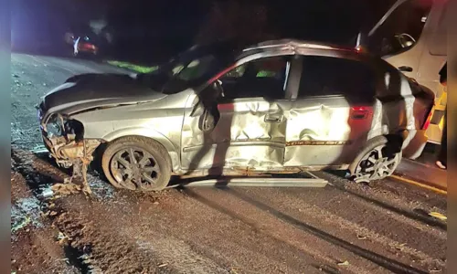 Empresário fica em estado grave após carro bater em barranco e capotar