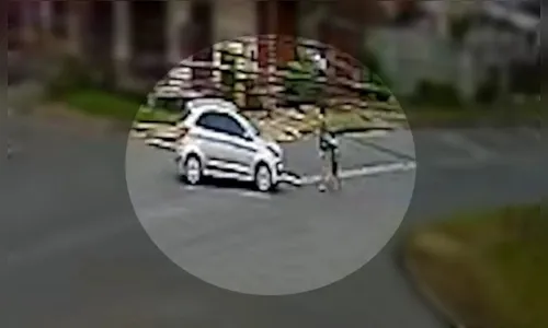 Câmera flagra criança de 4 anos sendo atropelada ao tentar cruzar rua
