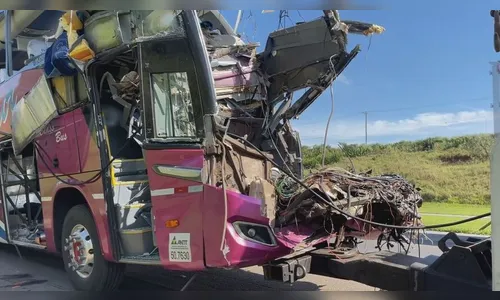 Acidente entre ônibus e caminhão deixa 2 mortos e mais de 40 feridos