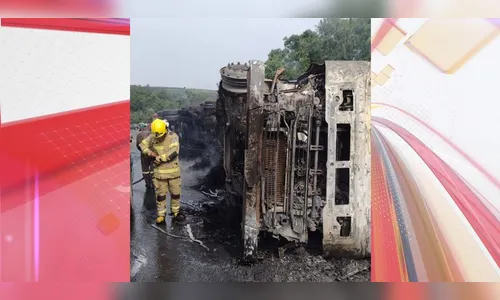 Caminhão tomba, bate em caminhonete e pega fogo na BR-373