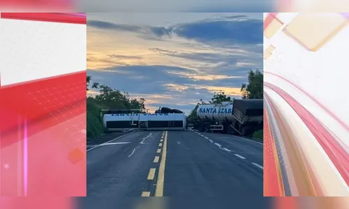 Carreta tomba e interdita trecho da BR-376; há risco de explosão
