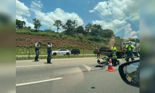 Motociclista sofre acidente ao entrar em 'corredor' e morre