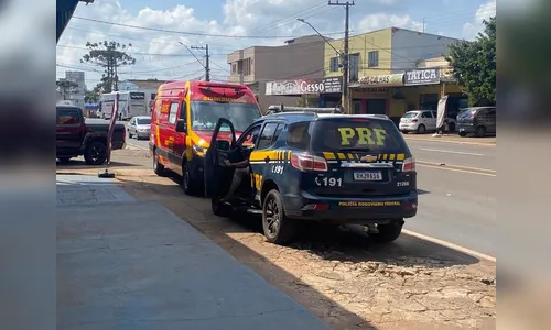 Motociclista é levada ao hospital após colisão na Av. Minas Gerais