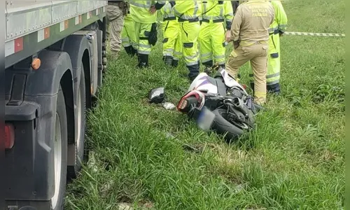 Com moto de R$ 70 mil, motociclista morre ao parar embaixo de caminhão