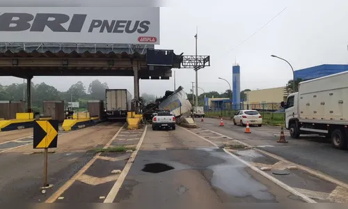 Caminhão bate em praça de pedágio desativada em Arapongas; veja