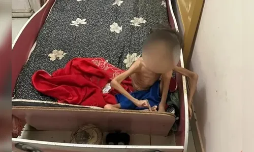 Pais são presos em bar após filho ser resgatado sozinho e desnutrido