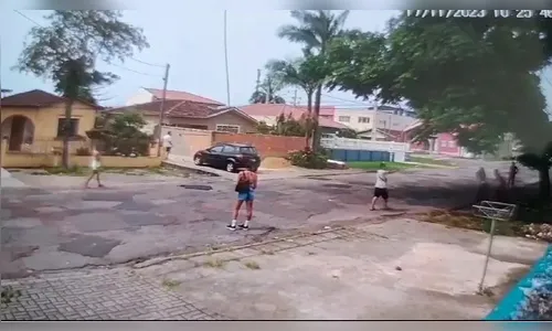 Vídeo mostra travesti sendo baleada em rua conhecida por prostituição