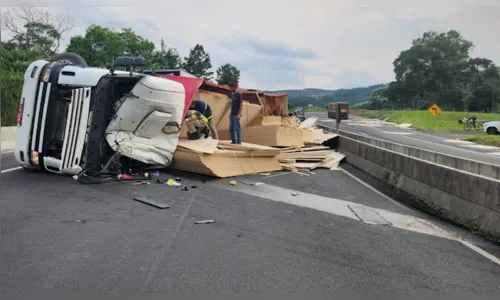 Caminhão tomba entre Mauá da Serra e Ortigueira e bloqueia BR-376