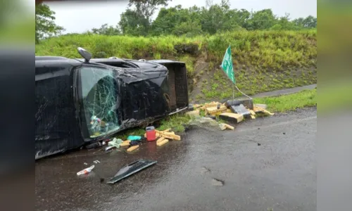Hilux com quase 800 quilos de maconha é encontrada tombada no PR