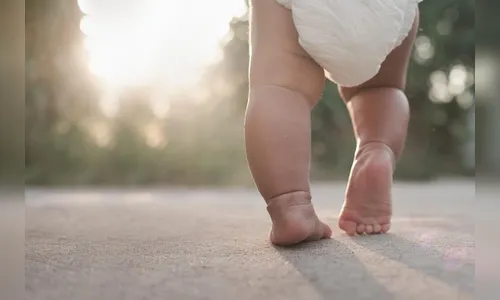 Bebê foge de casa após mãe ir trabalhar e esquecer portão aberto