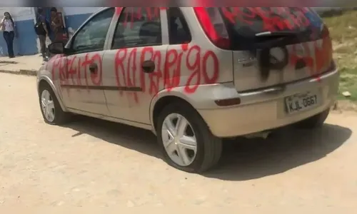 Primeira-dama é flagrada pichando carro: ‘Rapariga do prefeito’