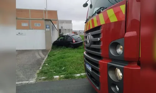 Motorista bêbado tira soneca após batida e é acordado pelos bombeiros