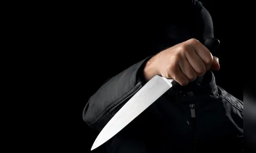 Homem é ameaçado com faca e tem carro e celular roubado em Arapongas