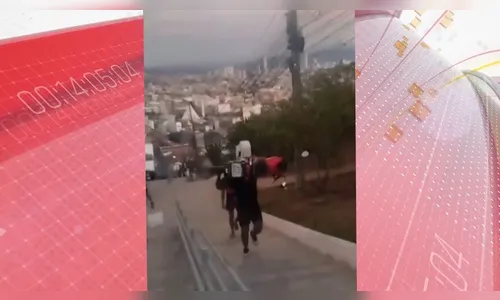 Homem se supera e sobe 365 degraus com moto nas costas; veja vídeo