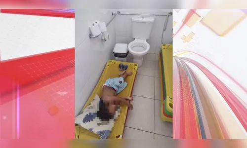 Menino com autismo é colocado para dormir no banheiro de creche
