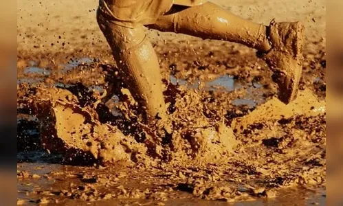 Corrida na lama e torneio de comer 'hot dog' agitam cidade do PR