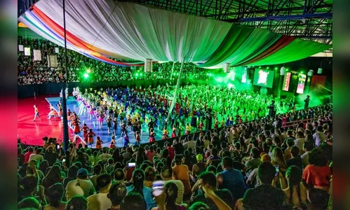 Estudantes encantam as famílias com apresentação circense