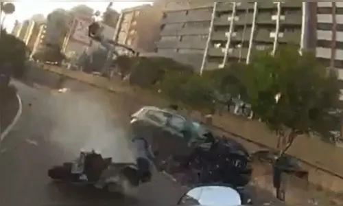 Homem “voa” em colisão de moto e morre fugindo da PM; veja acidente
