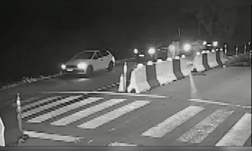 Motorista tenta atropelar PRFs com caminhonete roubada no PR; vídeo