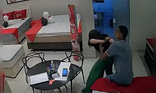 Câmera flagra homem tentando abusar de vendedora em loja; veja vídeo