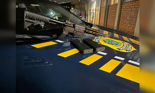 Mulher é presa ao ser flagrada transportando fuzil dentro de bolsa