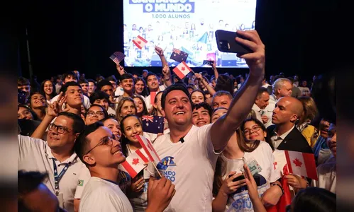 Mil estudantes do PR iniciam preparação para intercâmbios em 5 países