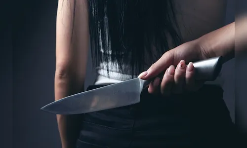 Mulher tenta esfaquear marido dormindo após ser traída, afirma PM