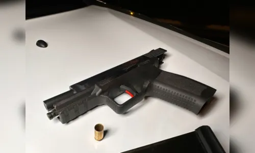 Homem atira em si mesmo durante briga por mulher e mente para a PMPR