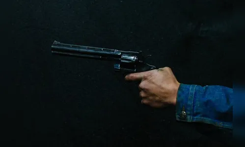 Homem coloca arma na cabeça da ex-mulher e volta para ameaçá-la