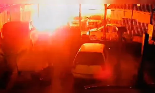 Câmera flagra homem ateando fogo em oficina de Londrina; assista