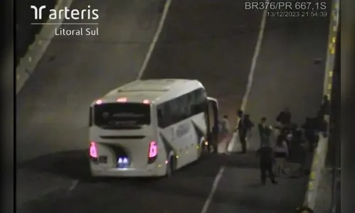 Ônibus com 27 passageiros perde freios e aciona área de escape; vídeo