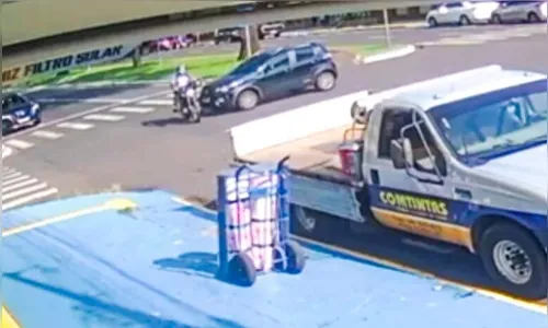 Motociclista para embaixo de caminhonete após carro furar preferencial
