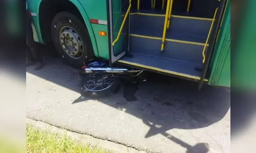 Jovem que empinava moto escapa por pouco da morte no Paraná