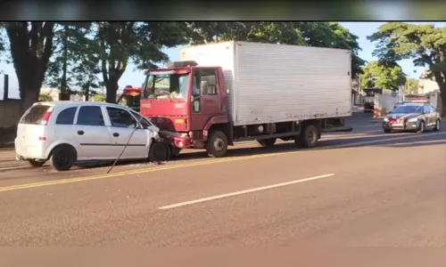 Carro bate de frente com caminhão e jovem de 19 anos fica ferido