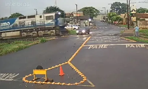 Carro é atingido por trem e arrastado por cerca de 50 metros; vídeo