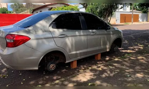 Bandidos escoram carro em tijolos e roubam pneus do veículo