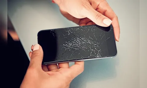 Homem dorme fora de casa e quebra moto da esposa após ser confrontado