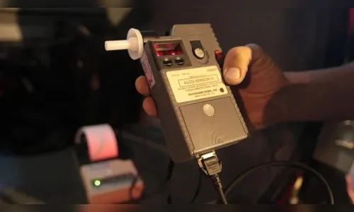 Motorista é detido por embriaguez após dirigir em zigue-zague