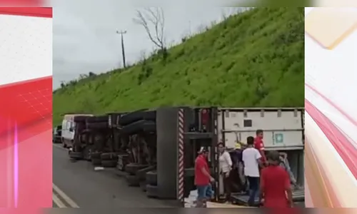 Carreta com frango congelado tomba na BR-376 e carga é saqueada