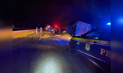 Motorista fica em estado grave após tombar caminhão com laranjas no PR
