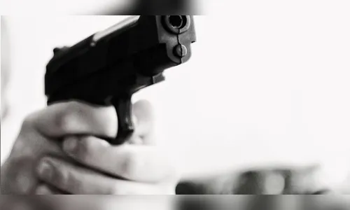 Dupla assalta salão de beleza e dona ‘sai no soco’ com bandidos