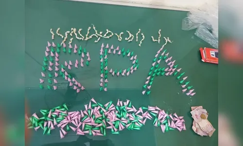 PM encontra quase meio quilo de drogas e 5 crianças abandonadas