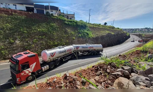 Rodovia é liberada após carreta sofrer pane no Contorno de Jandaia
