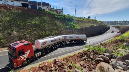 Pane em carreta bloqueia rodovia no contorno de Jandaia do Sul